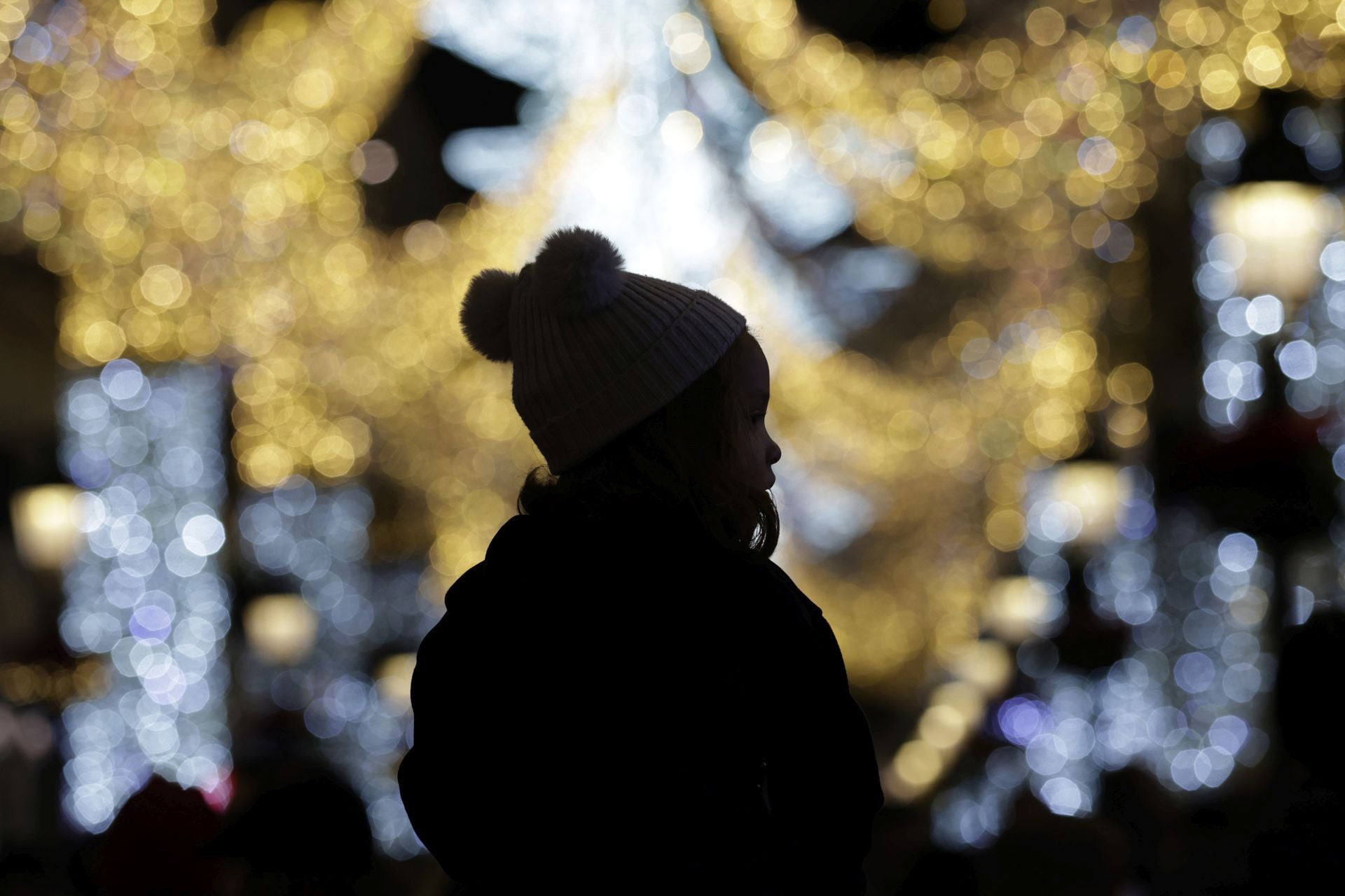 La Navidad y el buen tiempo llenan el centro de Málaga en pleno puente