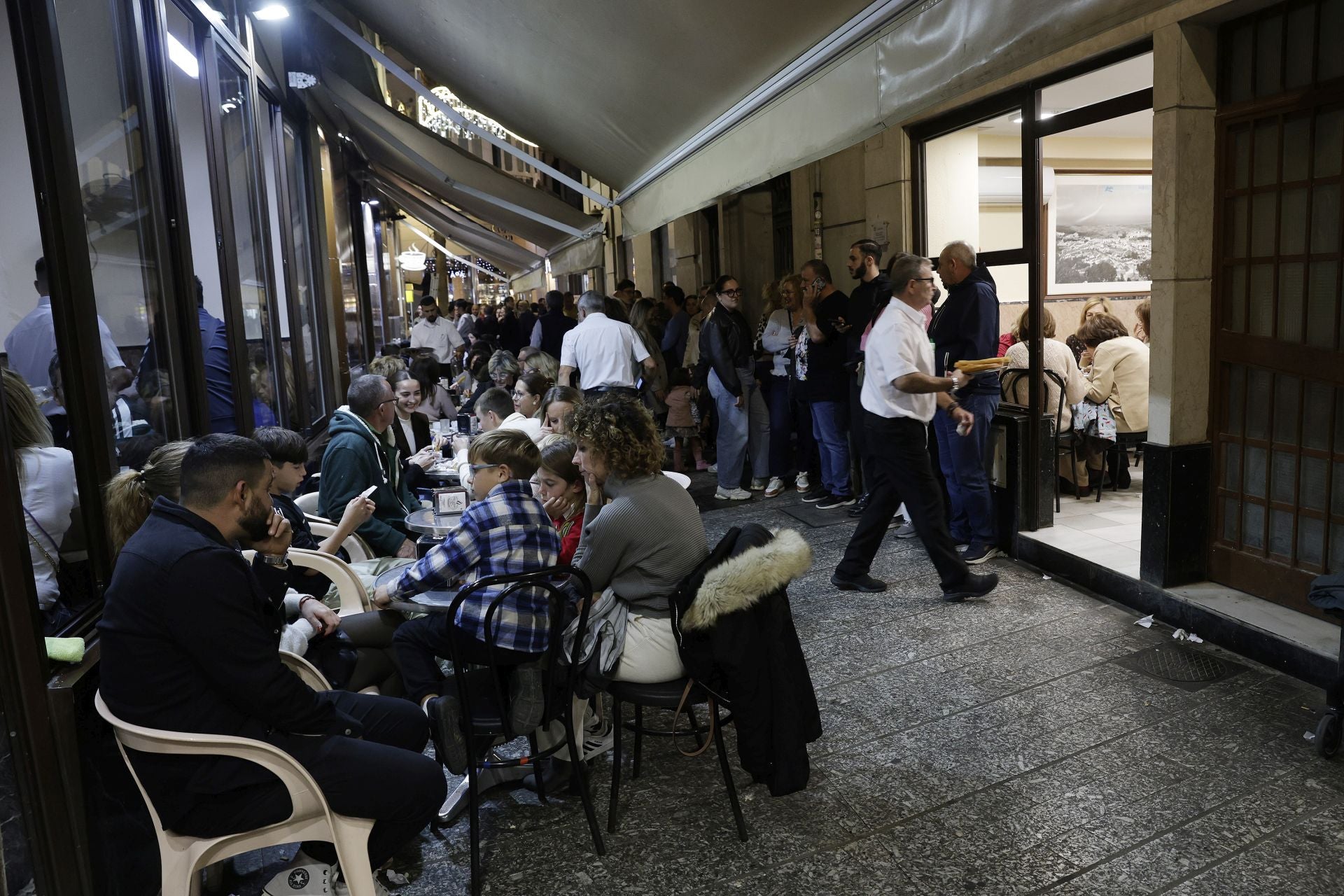 La Navidad y el buen tiempo llenan el centro de Málaga en pleno puente