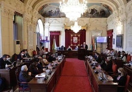 El último debate del estado de la ciudad, en 2022, todavía se exigían las mascarillas dentro del pleno. Al fondo, De la Torre interviene en el atril