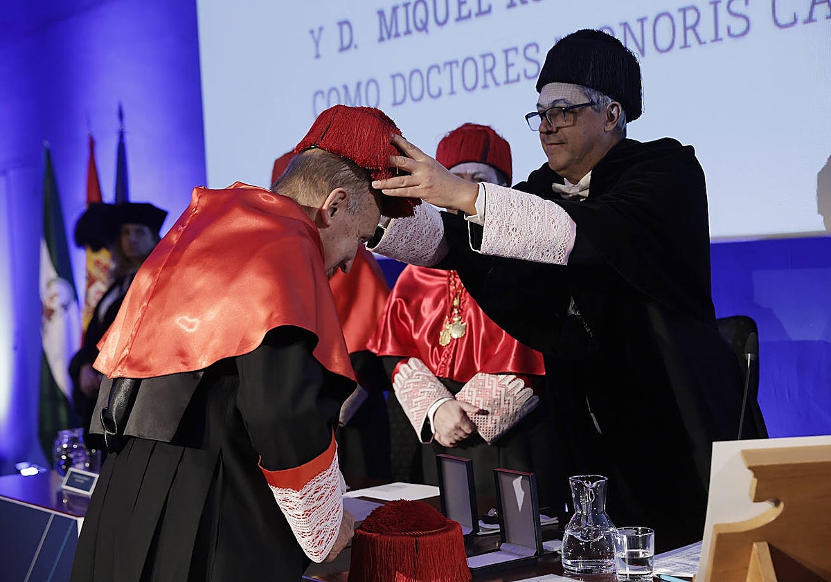 Imagen principal - Detalle de algunos momentos del acto de investidura. 