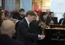 Charles Berofsky interpreta una pieza durante el XVIII Concurso Internacional de Piano de Campillos.