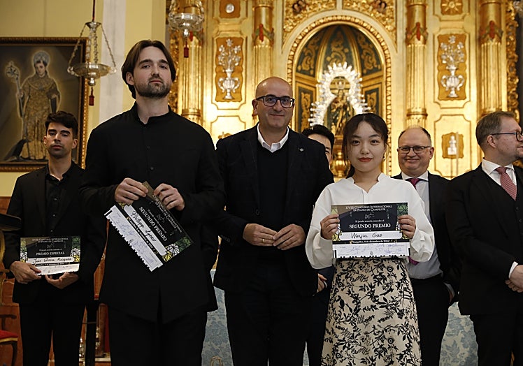 Wenjia Guo y Philipp Lynov posan con el galardón.
