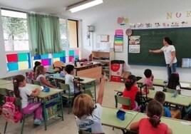 Profesora impartiendo una clase en un aula.