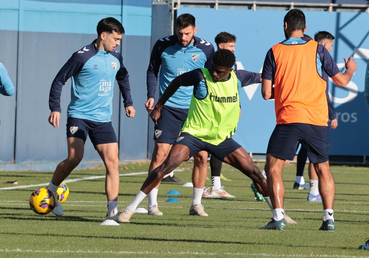 Ejercicio de 'rondo' en el entrenamiento del Málaga.