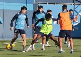 Ejercicio de 'rondo' en el entrenamiento del Málaga.