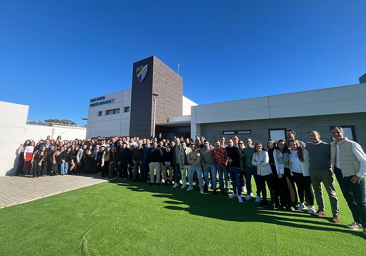 Futbolistas de los dos primeros equipos y cuerpo técnico, directivos y empleados del Málaga, en la puerta de La Academia para celebrar su tradicional almuerzo navideño.