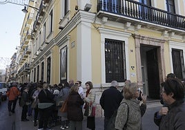 Desde primera hora de la mañana, San Luis y Encarnación han tenido largas filas de vecinos que optan por los 18.000 bonos de consumo