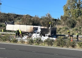 Bomberos actuando en la zona del incendio.