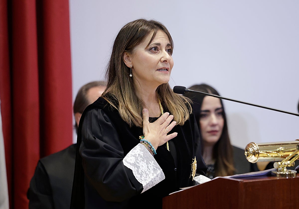 En la imagen, la decana Flor Carrasco en su toma de posesión.