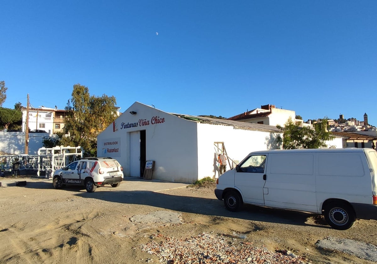 Imagen de los trabajos de instalación de la antena de telefonía en el barrio veleño del Pilar.