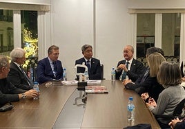 El embajador en España de Corea del Sur, en el centro, junto a Cremades y De la Torre.