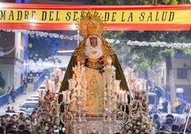 La Virgen de la Esperanza, de Miraflores de los Ángeles, en su procesión de alabanza.