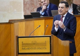 El presidente andaluz, Juanma Moreno, en su intervención en el Parlamento en el Debate sobre el Estado de la Comunidad.