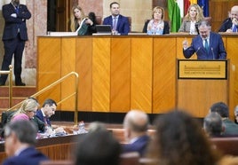 Juanma Moreno sigue desde su escaño la intervención de Juan Espadas.