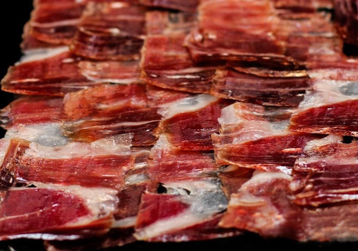 ¿Un jamón es ibérico cuando tiene la pata negra?: la OCU lo aclara