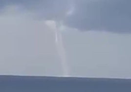 Una manga marina recorre el mar frente a las costas de Benalmádena y Fuengirola