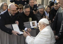 El papa en el momento de la bendición junto a los representantes de la cofradía.