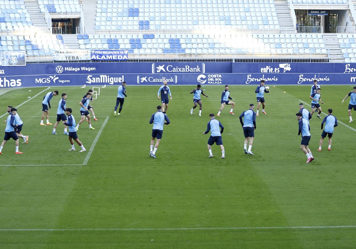 El Málaga se ejercita en La Rosaleda antes de un partido.