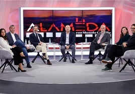 Méndez y Font, junto a Castillo y los periodistas que participaron en el debate.