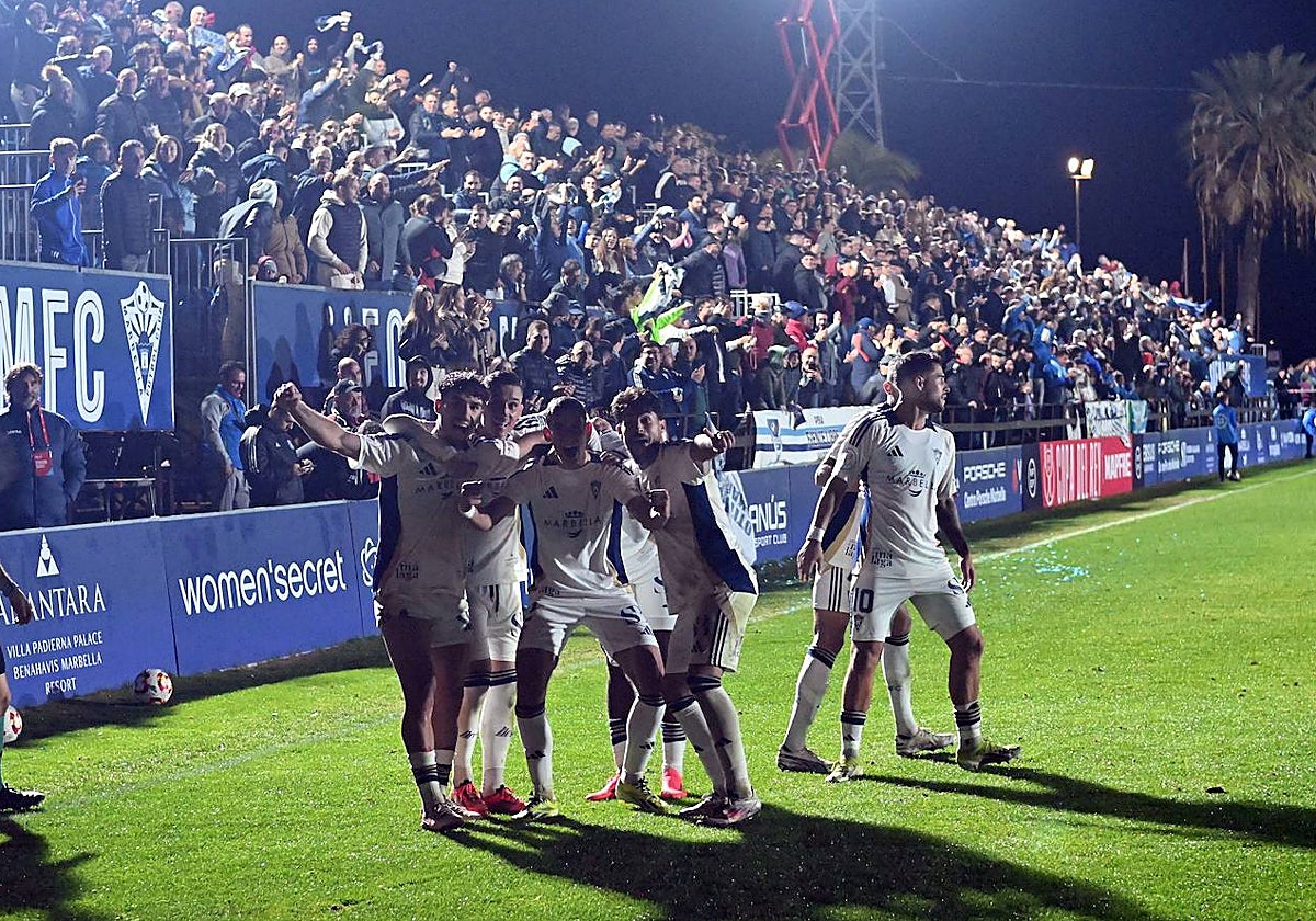 Los jugadores del Marbella celebran el tanto de la victoria contra el Burgos.