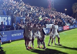 Los jugadores del Marbella celebran el tanto de la victoria contra el Burgos.