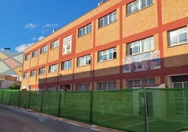 Vallado del edificio Jabalcuza, donde ya han comenzado las obras de eficiencia energética.