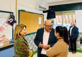 El alcalde y los ediles de Educación y Edificios Municipales, en la visita a los trabajos en uno de los centros.