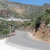 Carretera de acceso a Benaoján, un pueblo situado a los pies de la sierra de Juan Diego.