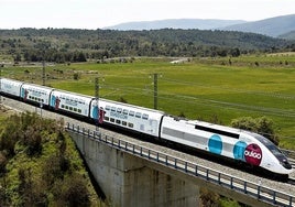 Un tren Alstom Euroduplex de dos plantas de la operadora Ouigo.