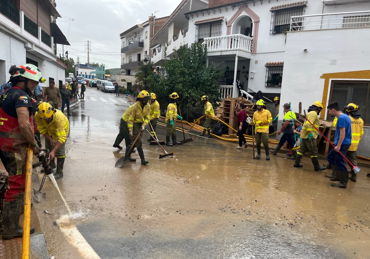 Operarios del Consorcio de Bomberos y del Plan Infoca, el pasado 13 de noviembre en Benamargosa.