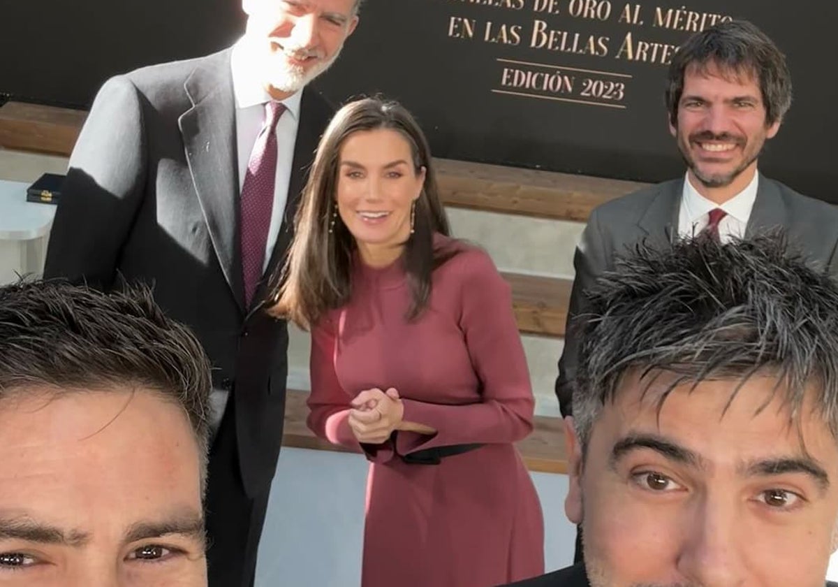 Selfie que se hicieron los hermanos Muñoz con los Reyes de España y el ministro de Cultura tras recibir la medalla de oro al mérito en las Bellas Artes.