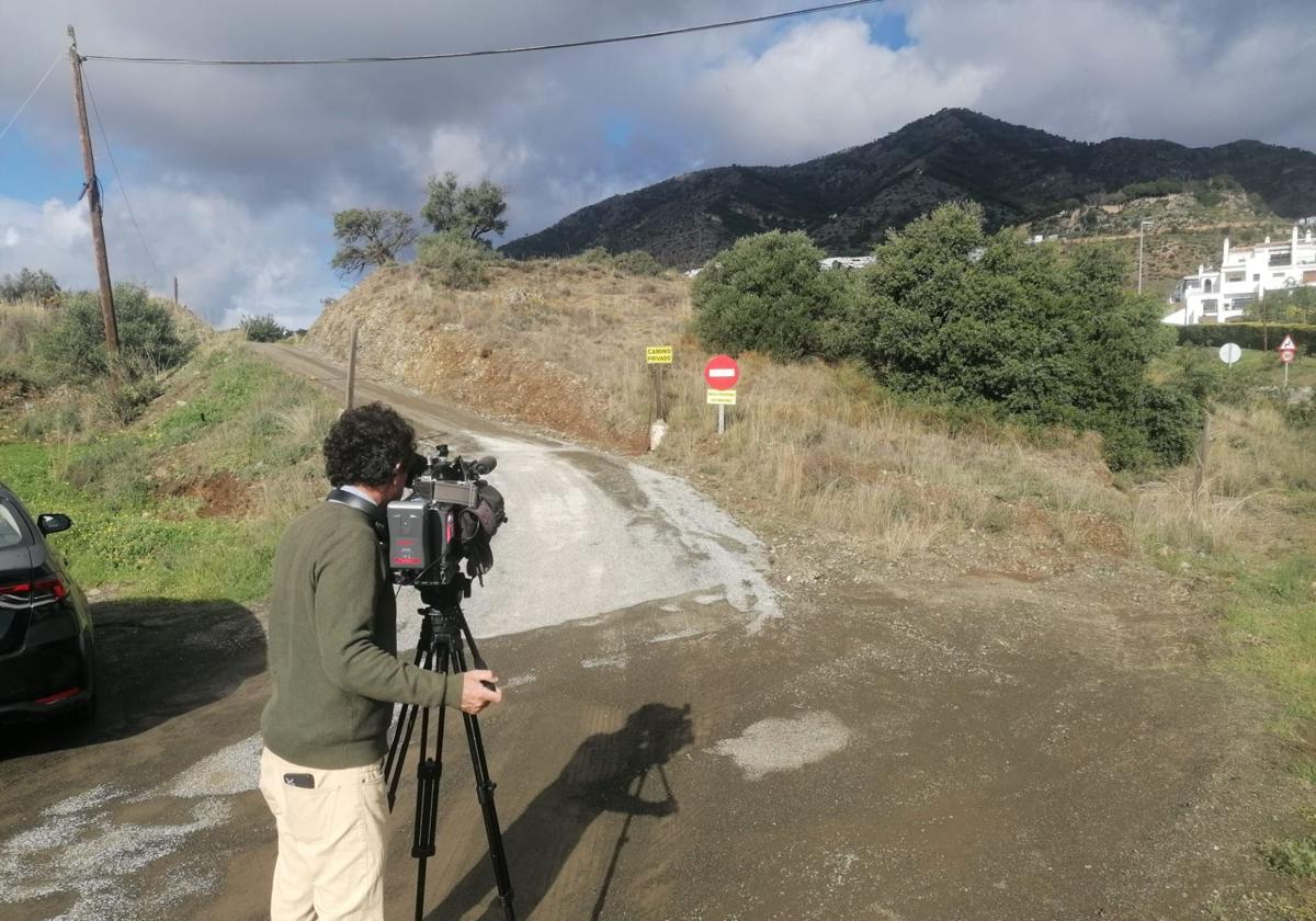 Hallan el cadáver carbonizado de una persona dentro de un coche en Mijas