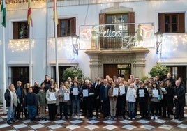 El alcalde junto con los estudiantes y otros miembros de la comunidad educativa.