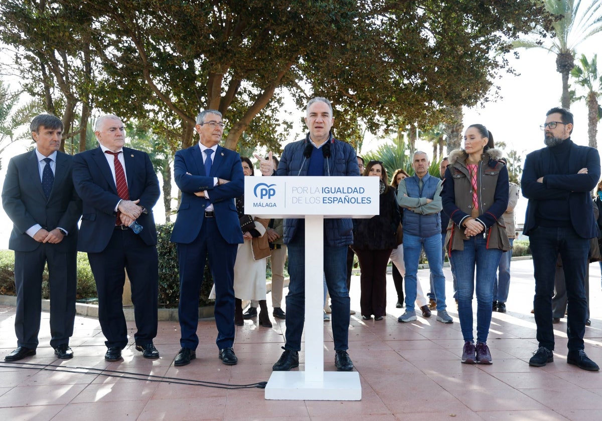 Elías Bendodo, esta mañana en el paseo marítimo Antonio Banderas.