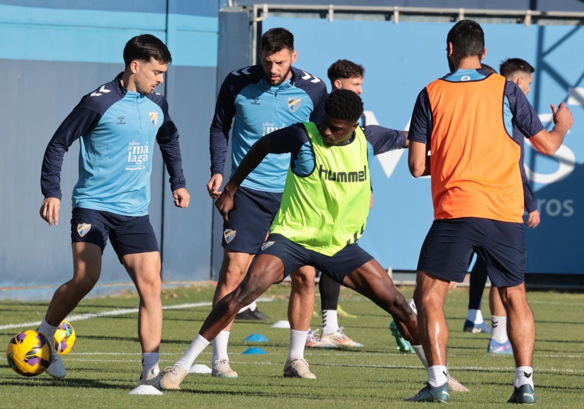 Ramón controla el balón en un entrenamiento del Málaga de esta semana.