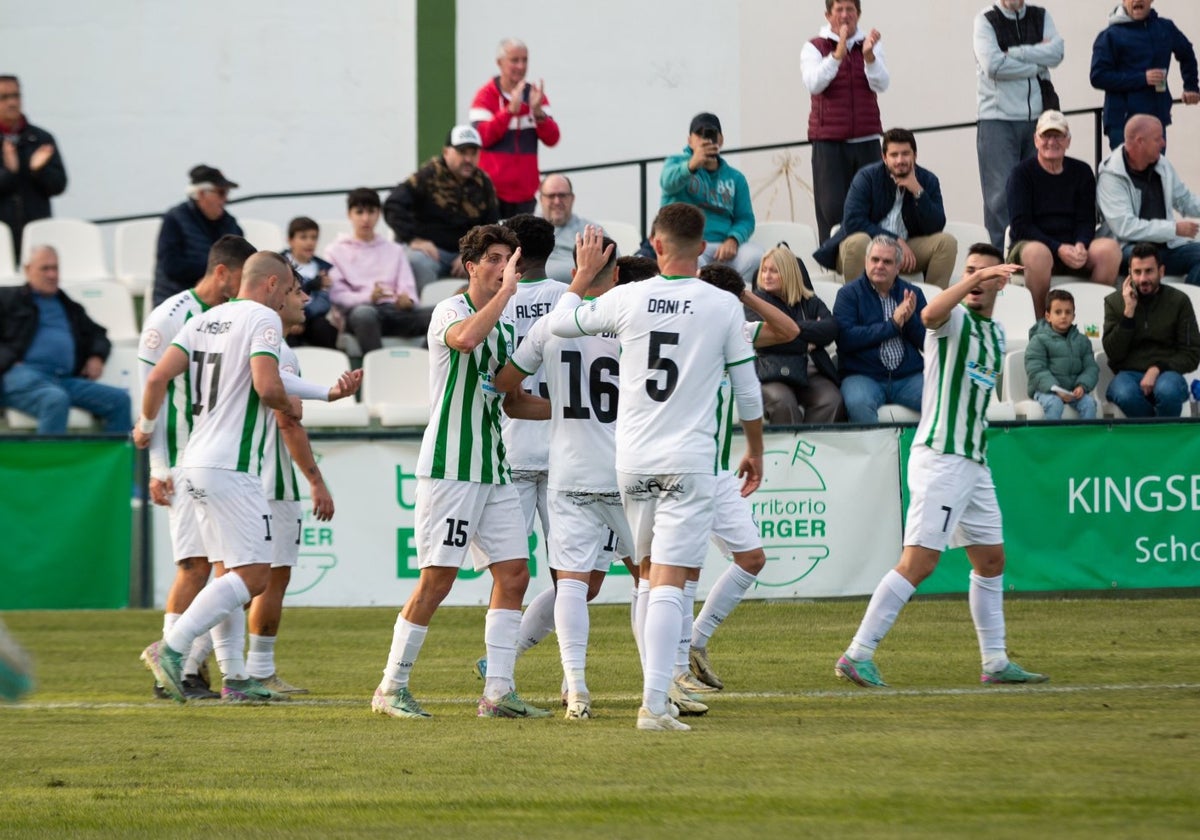 Los jugadores del Torremolinos celebran el tanto de Álex Camacho.