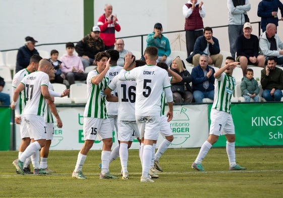 Los jugadores del Torremolinos celebran el tanto de Álex Camacho.