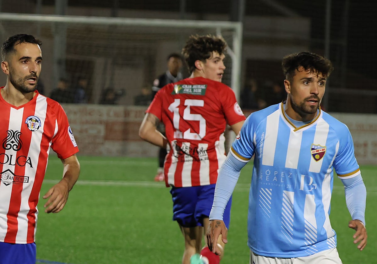 Rivero, a la derecha, durante el partido ante el Porcuna.