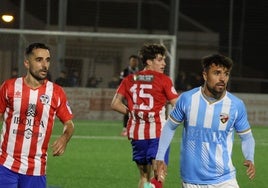 Rivero, a la derecha, durante el partido ante el Porcuna.