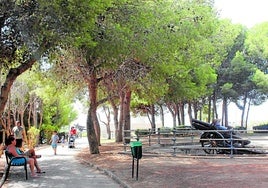 Visitantes en el Parque de la Batería, junto a los cañones que le dan nombre a la zona verde.