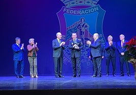 El alcalde y el presidente de la federación entregan el premio.
