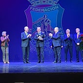 El alcalde y el presidente de la federación entregan el premio.
