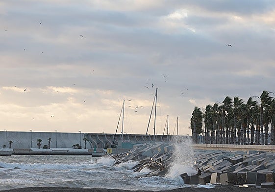 Olas rompiendo en el espigón del puerto de Málaga, hoy.