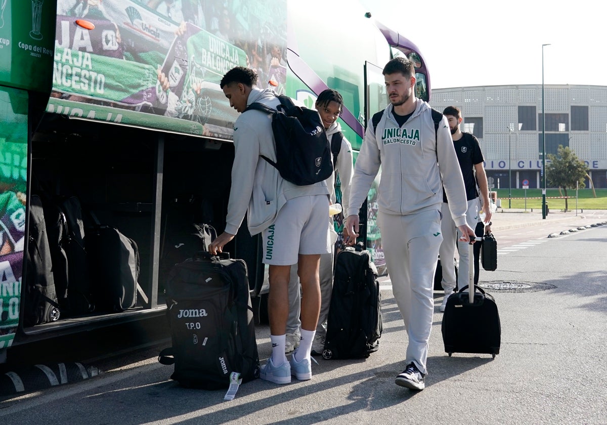 Los jugadores del Unicaja se montan en el autobús antes de un viaje.