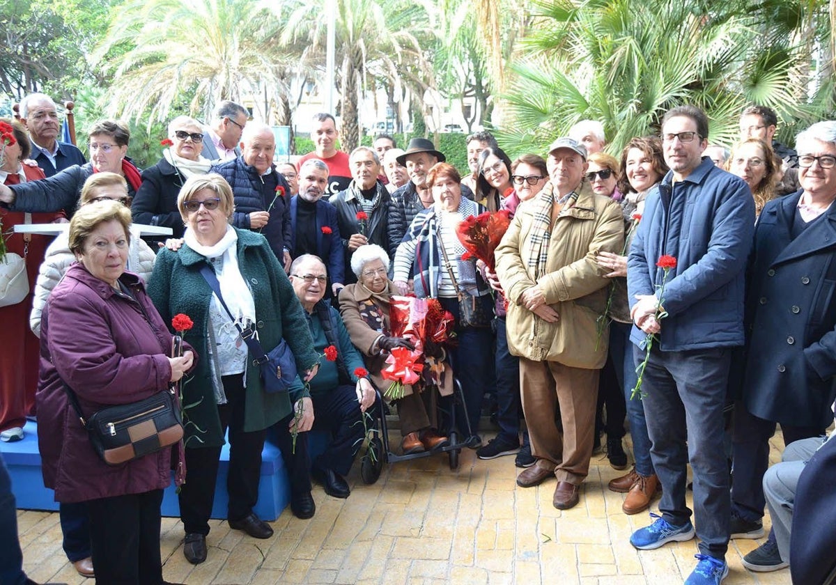 Marina Torres y Pepi Romero acompañadas por sus familiares y amigos en el acto homenaje.