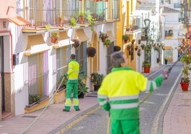 Imágenes de los operarios de línea verde de Estepona.