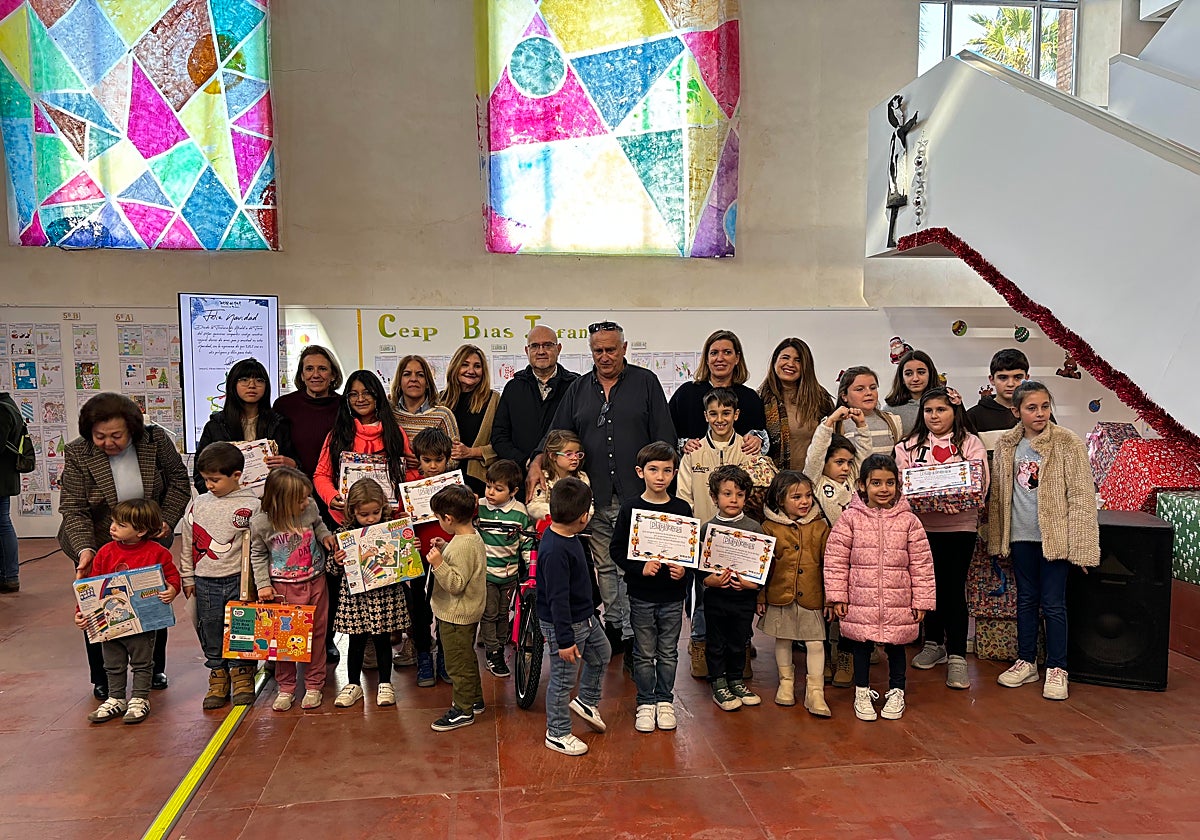 Imagen de los alumnos premiados en el certamen de dibujo de Torre del Mar.