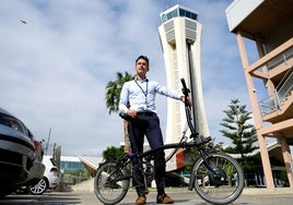 Raúl Delgado, al pie de la torre de control del aeropuerto de Málaga.