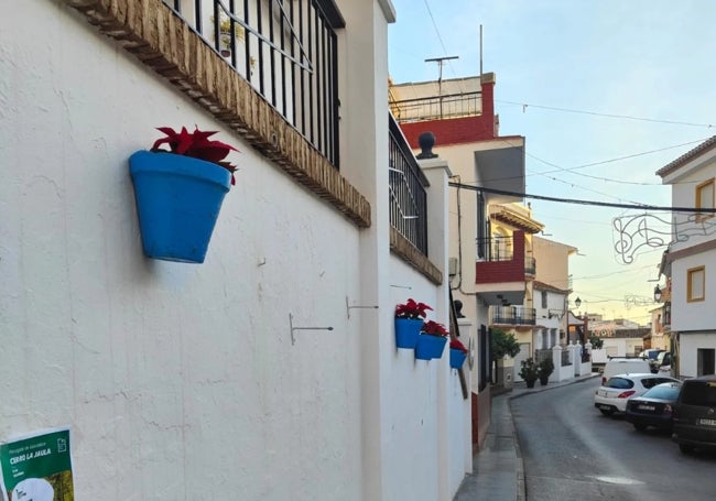 Imagen de los soportes donde estaba la flauta travesera que fue sustraída y apareció en otra calle de Benamocarra.