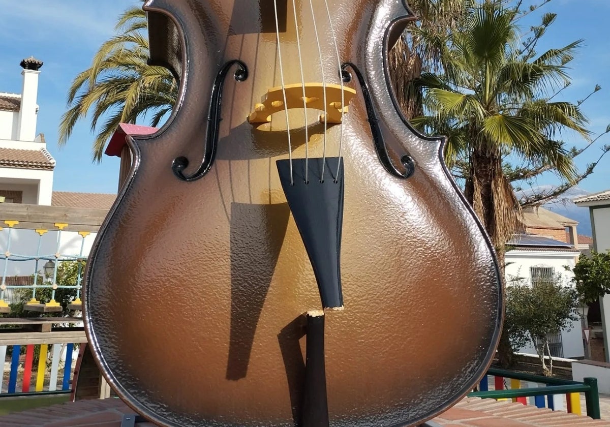 Imagen de uno de los instrumentos musicales gigantes que han sido vandalizados en Benamocarra.